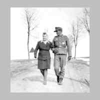 022-0494 Anneliese Heymuth und Herbert Tulodetzki als Verlobte 1941 auf der Chaussee nach Karpau.jpg